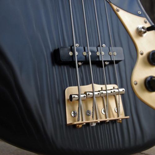 Détail du chevalet de la basse en laiton massif