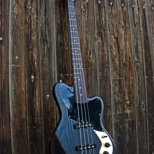 Basse sur mesure réalisée par le luthier Yohann Koch dans son atelier Y Koch Guitares