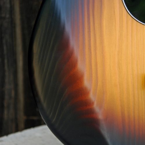 Basse avec un corps en pin brossé et une finition sunburst