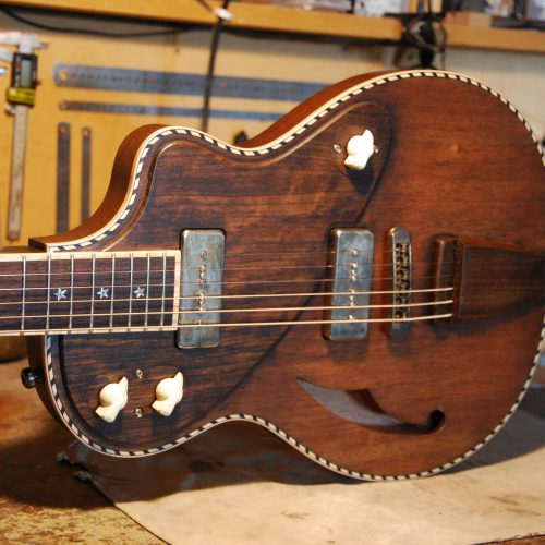 Guitare électrique thinline tout acajou du luthier Yohann Koch