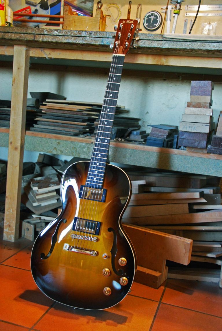 Semi hollow body guitar parlor, la léone demi caisse jazz du luthier Yohann Koch dans l'hérault, france