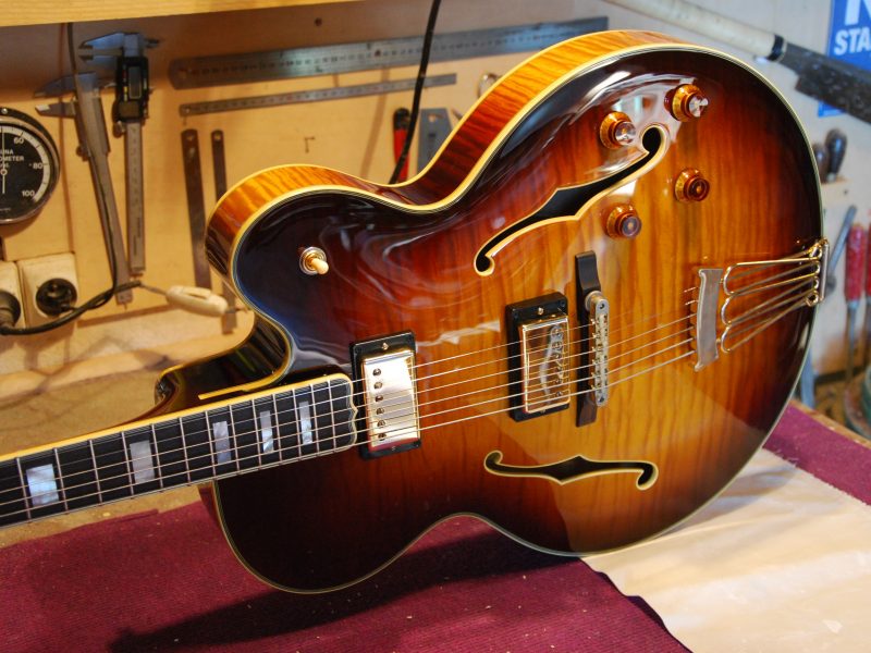 Guitare demi caisse ou hollow body jazz fabriquée par le luthier yohann koch dans son atelier y koch guitares à puisserguier, dans l'hérault, france