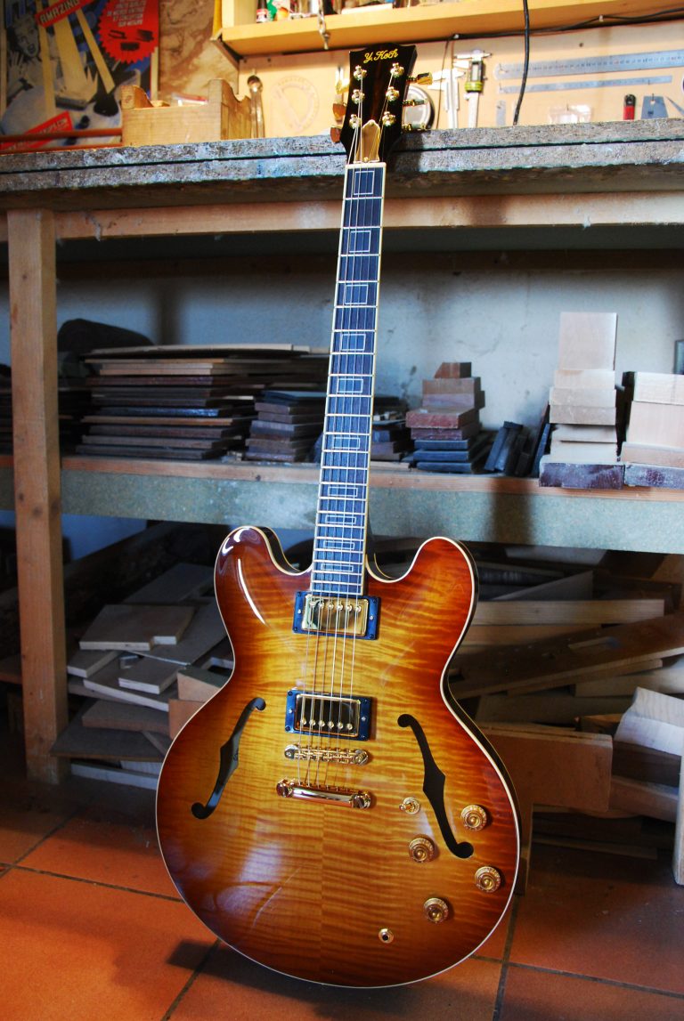 ES 35 ou es 335, hollow body du luthier yohann koch, finition teaburst