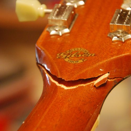 réparation d'une tête cassée sur une guitare gibson par le luthier yohann koch, dans son atelier à Puisserguier, entre beziers et narbonne, dans l'hérault