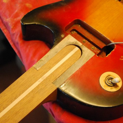 Réparation d'un manche d'une guitare Gibson Les paul dans l'atelier du luthier Yohann Koch, situé à Puisserguier entre Beziers et Narbonne, dans l'Hérault