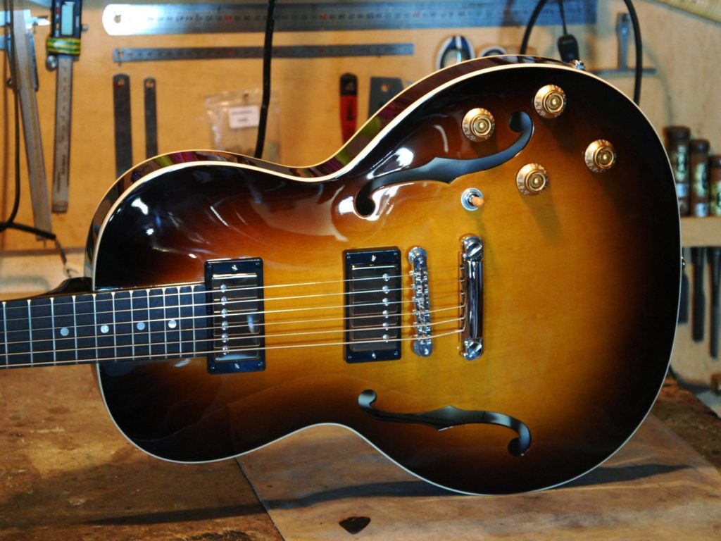 Guitare demi caisse ou hollow body parlor Léone SH fabriquée par le luthier yohann koch dans son atelier y koch guitares à puisserguier, dans l'hérault, france