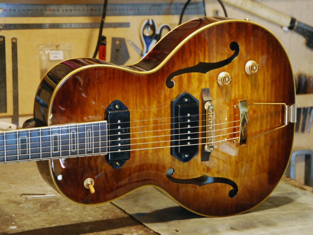 Guitare demi caisse ou hollow body parlor Léone fabriquée par le luthier yohann koch dans son atelier y koch guitares à puisserguier, dans l'hérault, france. Pour les amateurs de small jazz guitar