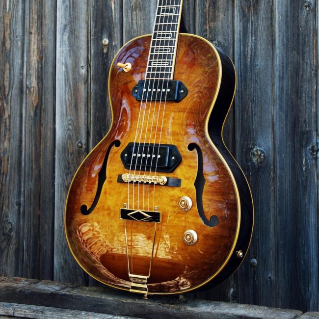 Guitare demi caisse ou hollow body de type parlor Léone fabriquée par le luthier Yohann Koch dans son atelier Y Koch Guitares à Puisserguier, dans l'Hérault, France