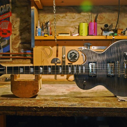 Une Les Paul sur mesure fabriquée par le luthier Y Koch Guitares, finition gris anthracite