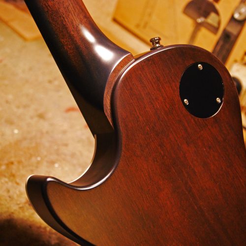 Une Les Paul du luthier Yohann Koch avec un accès aux aigus ergonomique