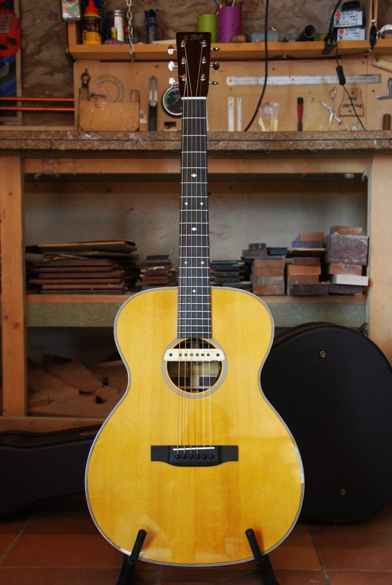 Guitare de format OM du luthier Yohann Koch