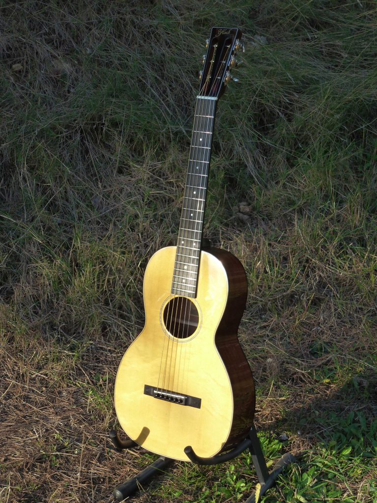 Guitare parlor du luthier Yohann Koch