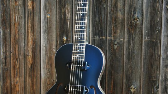 Parlor small hollow body y Koch guitar (1)