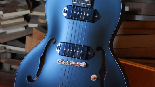 guitare jazz parlor du luthier yohann koch, en finition noir mat dans son atelier situé à Puisserguier, dans l'hérault