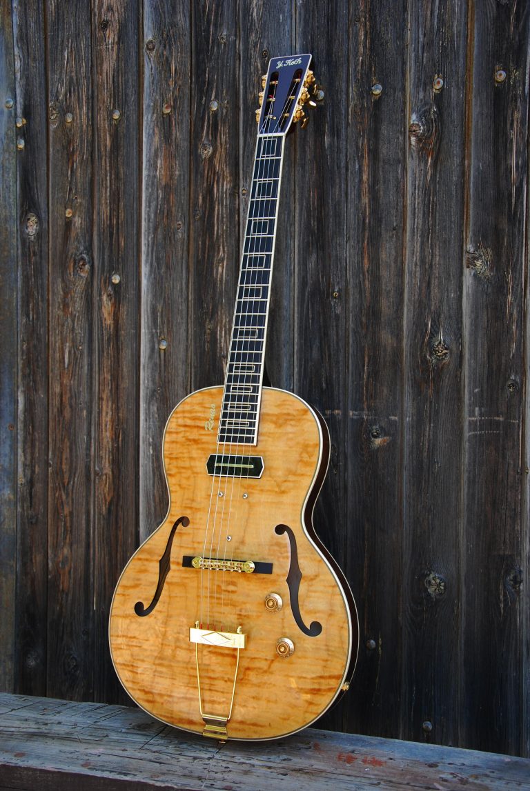 small parlor hollow body ou demi caisse du luthier Y Koch Guitares, fabriquée en France