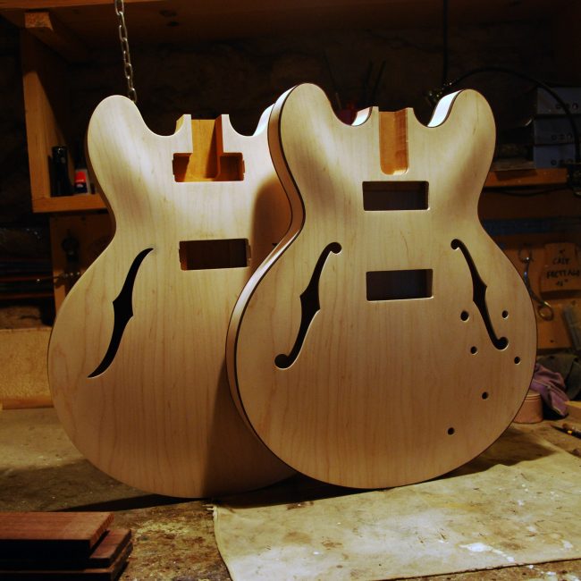 deux demies caisses en cours de fabrication dans l'atelier Y Koch Guitares