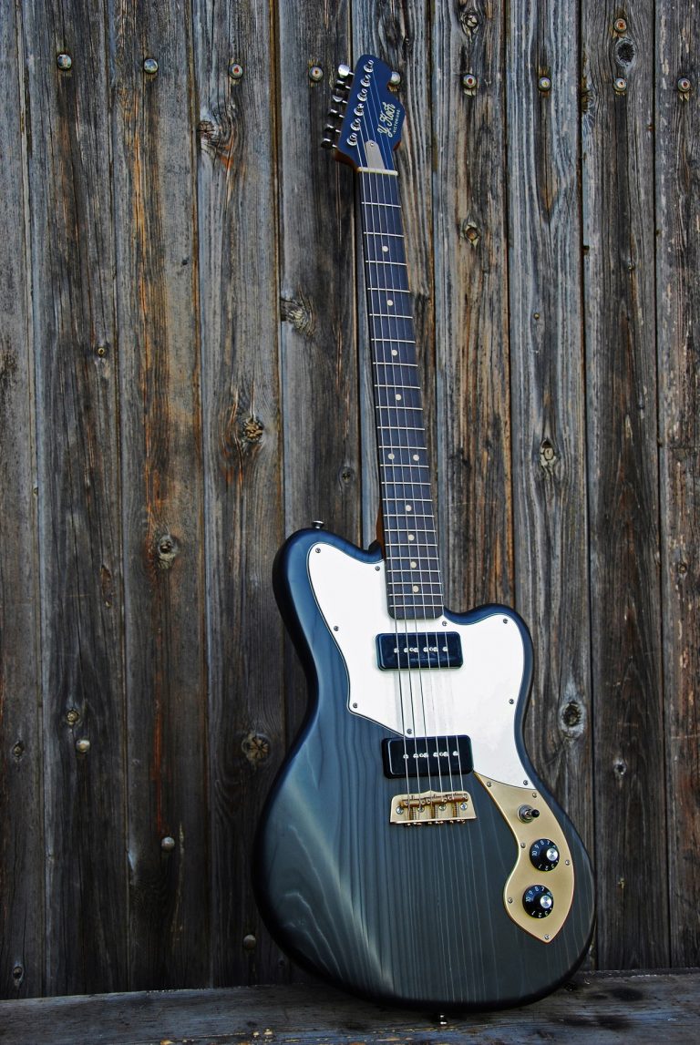 Guitare offset type Jazzmaster du luthier Yohann Koch, fabriquée dans son atelier Y Koch Guitares