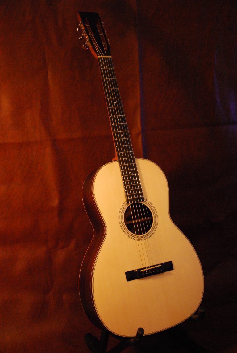 Guitare acoustique 00 fabriquée par le luthier Yohann Koch, table en épicéa et caisse en palissandre