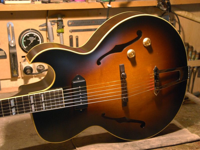 Guitare jazz de type demi caisse ou hollow body fabriquée par le luthier français Yohann Koch, de Y koch Guitares, dans l'hérault