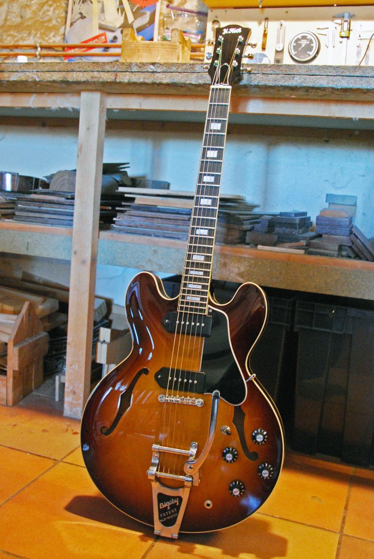 Modèle es 30 fabriquée par le luthier Yohann Koch, inspirée de la demi caisse ES 330