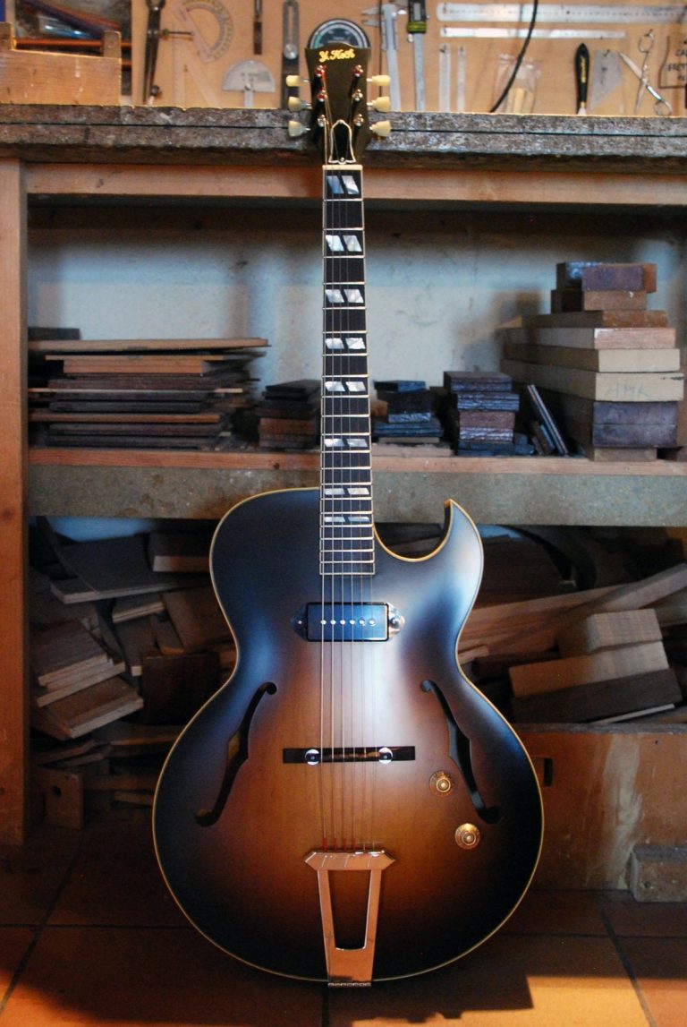Guitare jazz type ES 175 fabriquée par le luthier Yohann Koch, dans son atelier Y Koch Guitares à Puisserguier, dans l'Hérault
