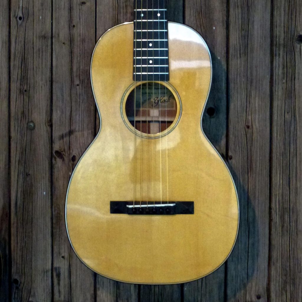 Guitare acoustique parlor size 2 fabriquée par le luthier yohann koch dans son atelier y koch guitares à puisserguier, dans l'hérault, france