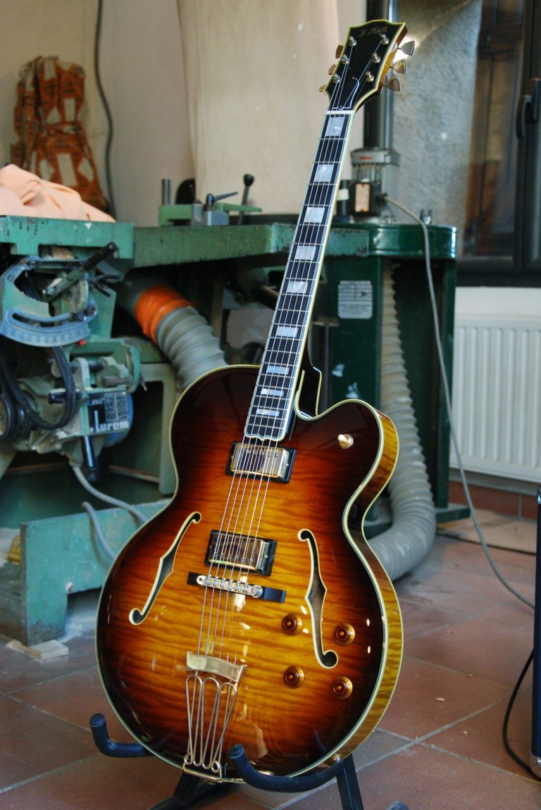 guitare jazz sur mesure du luthier yohann koch, fabriquée dans son atelier Y Koch guitare en france